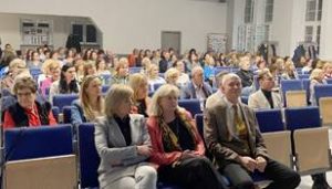 Aula dla Kultury w Zespole Szkół Nr 1 przy ulicy Słubickiej widok widowni od strony sceny z uczestnikami konferencji szkoleniowej 