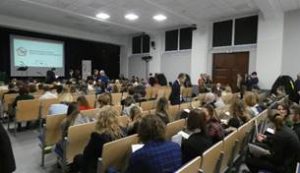 Aula dla Kultury w Zespole Szkół Nr 1 przy ulicy Słubickiej widok widowni w kierunku sceny w trakcie konferencji szkoleniowej